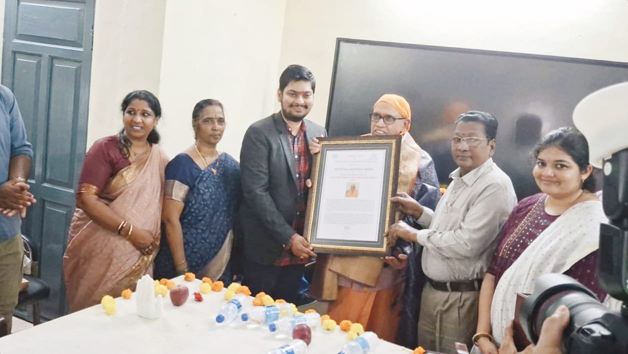 Swami Tatvavidananda Saraswati receives Spiritual Scientist Award by Andhra University